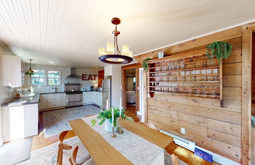 Graton House | Private half-acre near wineries with large deck & bohemian feel - dog-friendly