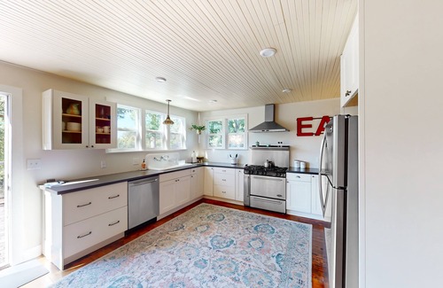 Graton House | Private half-acre near wineries with large deck & bohemian feel - dog-friendly