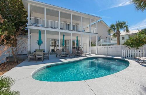 Crystal Beach Villa | PRIVATE HEATED POOL, GOLF CART & WALK to THE SUGAR SAND BEACH in DESTIN