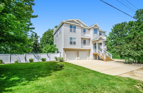 Miami Park House | Private heated pool, Lake Michigan, tram to beach, fire pit, gas grill