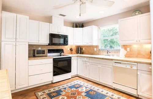 Pineland House | Private Hideaway in Pine Island community Pool and Marina a few steps away.