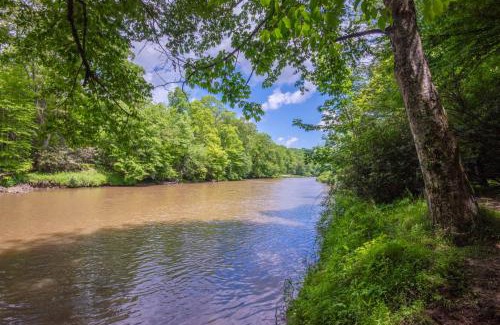 West Jefferson House | Private Hike to the New River - Hot Tub, Fire Pit, and Foosball