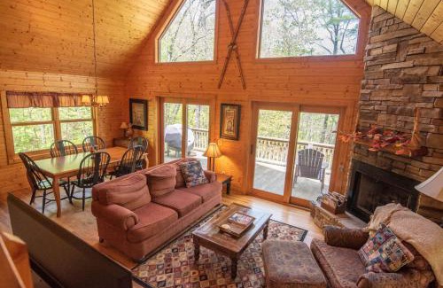 West Jefferson House | Private Hike to the New River - Hot Tub, Fire Pit, and Foosball