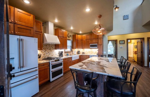 Eureka Springs House | Private Hiking + Biking Trails + Secluded