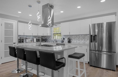 Ruskin House | Private home with heated pool & hot tub close to beaches ,parks , and shopping
