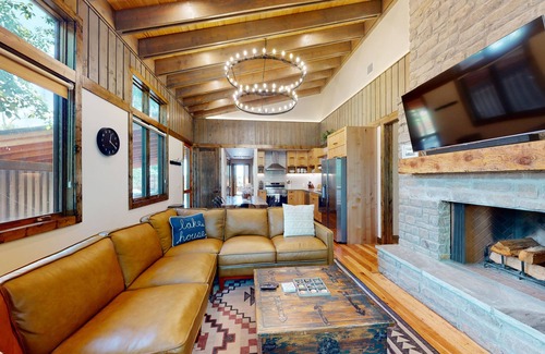 Afton Ski Chalet | Private Hot tub, 1mi to Shangri La, next to Battlefield Par 3, & Walk to Lake
