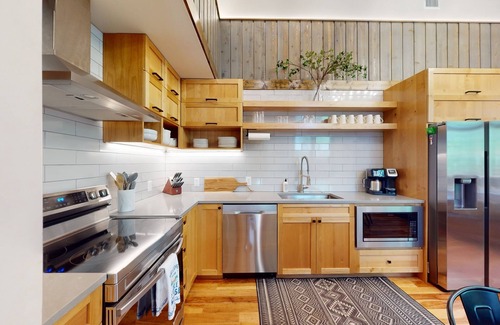 Afton Ski Chalet | Private Hot tub, 1mi to Shangri La, next to Battlefield Par 3, & Walk to Lake