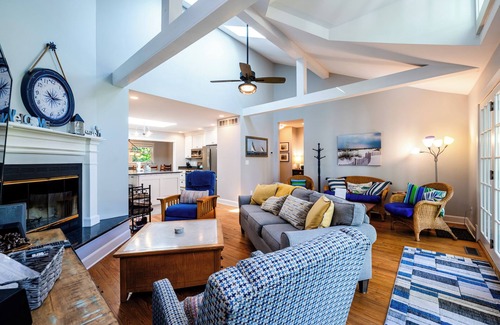 Lakeside Cottage | PRIVATE HOT TUB AND ASSOCIATION BEACH ACCESS!