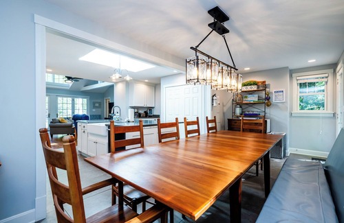 Lakeside Cottage | PRIVATE HOT TUB AND ASSOCIATION BEACH ACCESS!
