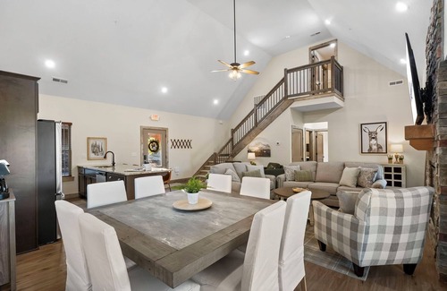 Branson Cabin | Private Hot Tub-Cozy Fireplace-Free Daily Attraction Tickets-Close to Top of the Rock