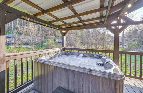 Campton Cottage | Private Hot Tub: Dog-friendly Red River Gorge Home