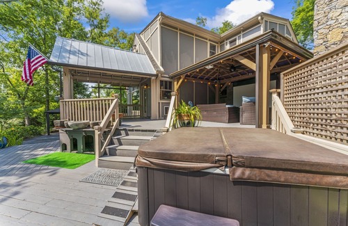 Green Hills House | Private Hot Tub ~ Fire Pit ~ 5 Miles to Downtown