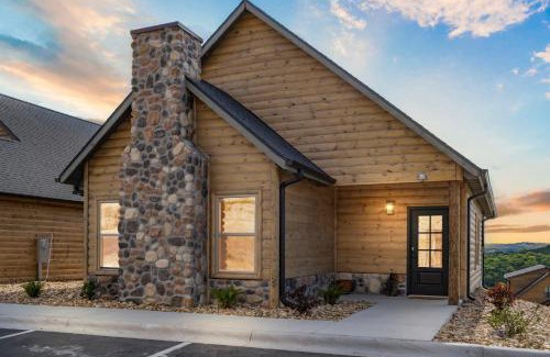 Table Rock House | Private Hot Tub-Free Attraction Tickets-Lake Lookout-Community Indoor & Outdoor Pools