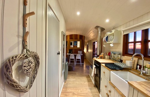 Bude Cabin | Private Hot Tub, Heating throughout plus Wood Burner, Rural & Sea Views