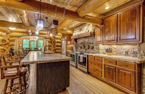 Ranger Cabin | Private Hot Tub & Home Theater: Ranger Log Cabin!