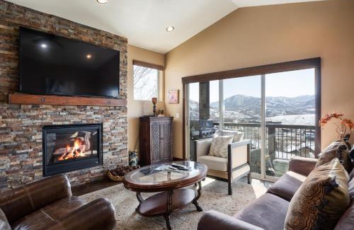 Park City House | Private Hot Tub, Minutes to Ski, Cozy Getaway, Beautiful Condo- Large 3BR, Private Garage!