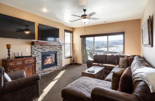 Park City House | Private Hot Tub, Minutes to Ski, Cozy Getaway, Beautiful Condo- Large 3BR, Private Garage!