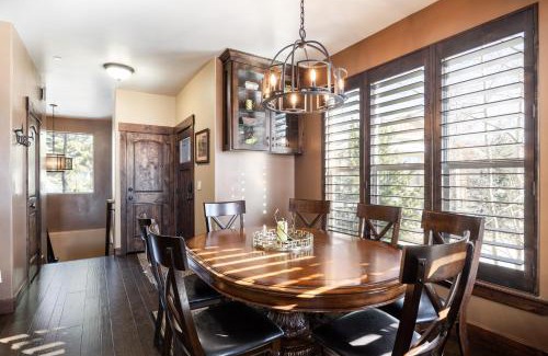Park City House | Private Hot Tub, Minutes to Ski, Cozy Getaway, Beautiful Condo- Large 3BR, Private Garage!