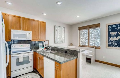 The Highlands House | Private Hot Tub, MountainScape Chalet! Family Paradise!