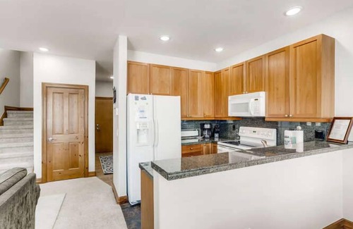 The Highlands House | Private Hot Tub, MountainScape Chalet! Family Paradise!
