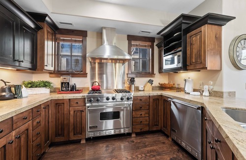 North Park City Ski Chalet | Private Hot Tub Ski-In-Out Park City Condo. Free shuttle to PCMR/Deer Valley