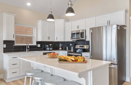 Kimberling City House | Private Hot Tub, Juke Box, Games, Community Pool, Free Silver Dollar Tickets