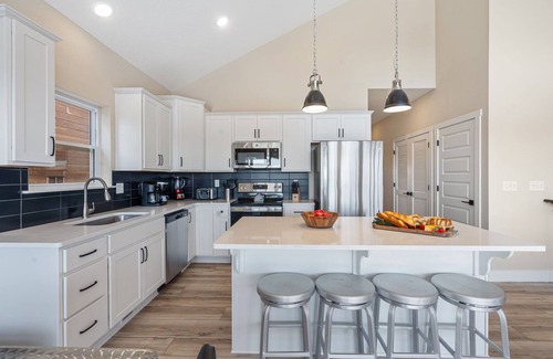 Kimberling City House | Private Hot Tub, Juke Box, Games, Community Pool, Free Silver Dollar Tickets