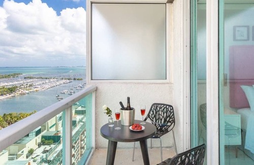 Coconut Grove Apartment | Private Hotel Room, King + futon, Free Parking, Wi-Fi , Pool, Gym.