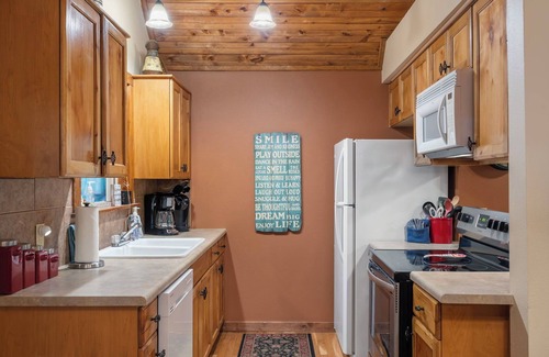 Branson West Cabin | Private HotTub! Minutes to Silver Dollar City! First Responder Owned! Local Hero at Stonebridge! WOW