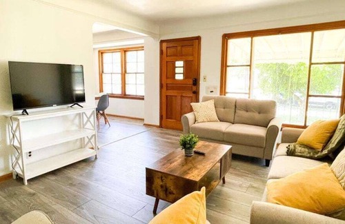Garfield Heights House | Private House close to National Park Get Away