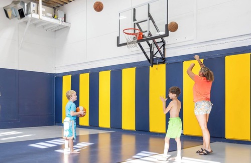 Downtown Branson Cabin | Private Indoor Pool & Indoor Basketball Court-Arcade Games-Sleeps 50-Free Tickets-FantasticViews