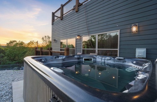Downtown Branson Cabin | Private Indoor Pool & Indoor Basketball Court-Arcade Games-Sleeps 50-Free Tickets-FantasticViews