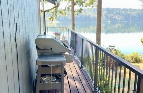 Burley House | Private Island Escape on Puget Sound - Newly Remodeled! 60 minutes from Seattle!