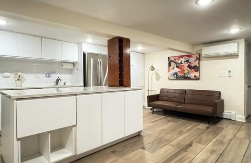 The Heights Apartment | Private Jersey City Retreat w/Backyard Bonfire & Grill · 20mins to NYC