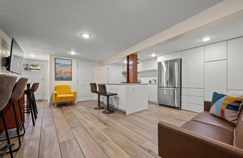 The Heights Apartment | Private Jersey City Retreat w/Backyard Bonfire & Grill · 20mins to NYC