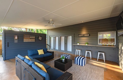 Shearer Hills - Ridgeview House | Private Jetted POOL, Firepit & BBQ in a Stunning House By Airport