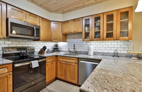 Killington House | Private Killington Home with Indoor Hot Tub and 2 Living Rooms