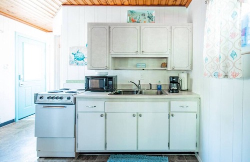 Bradenton Cottage | Private King Bed Suite-Near AMI Beach-Walk D’Town.