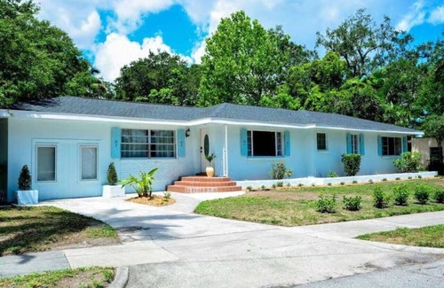 Bradenton Cottage | Private King Bed Suite-Near AMI Beach-Walk D’Town.