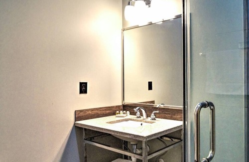 Hickory Apartment | Private King Room in Historic Downtown Hickory!
