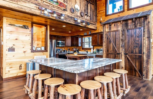 Sevierville Cabin | Private Lake- Amazing Views -2 Acres - Lux Cabin