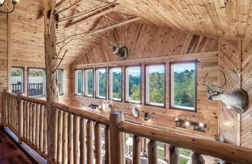 Sevierville Cabin | Private Lake- Amazing Views -2 Acres - Lux Cabin
