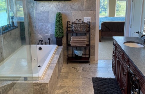 Dry Ridge House | Private Lake Front Getaway with Amazing views mins from ARK