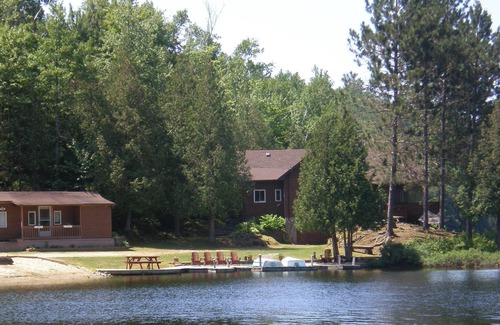Ripon House | Private Lake - Large House (8 adults) & 2 Bunk Houses (6 kids & 2 adults)