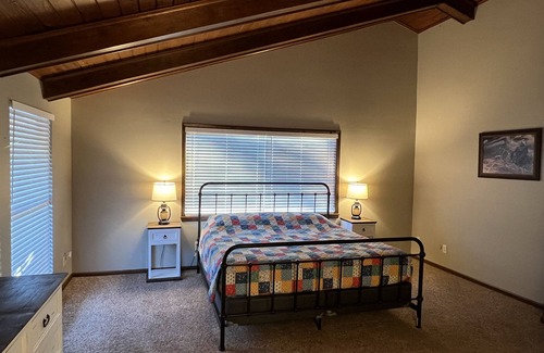 Jones Mills Cabin | Private Lake Lodge, Gated Retreat, Sleeps 12, Near Hot Springs