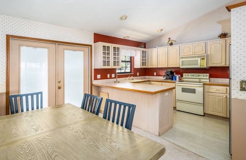 Lake Panasoffkee House | Private Lake View House Rental close to wonderful Big Bass Grill restaurant