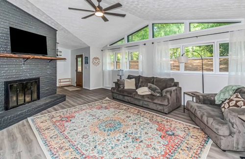 Monticello House | Private Lakefront Escape