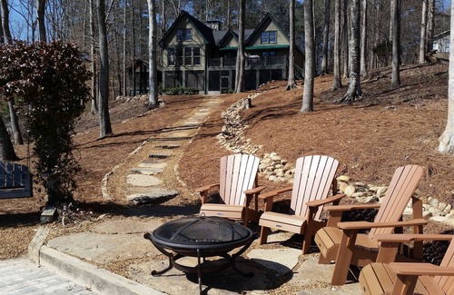 Buckhead House | PRIVATE LAKEFRONT ON 2+ AC W/BIG WATER VIEW W/HOT TUB (Min 30 Day Rental Only)