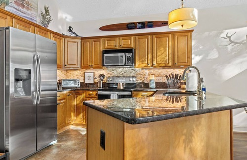 Eatonton House | Private Lakefront Spread: BigH2O, Smokehouse, Spa, Firepits, Fence, Pets