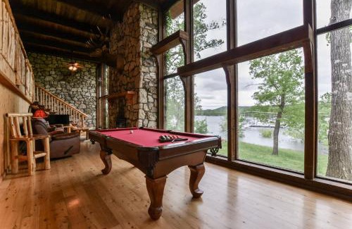 Kimberling City House | PRIVATE Lakefront Cabin HOT TUB Pool Table WIFI Amazing VIEW Close to Branson
